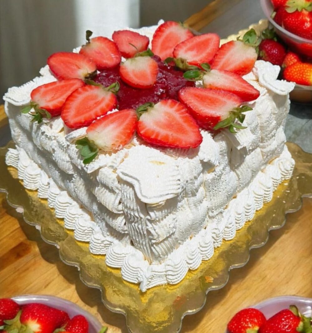 Bolo de festa fitness com morangos